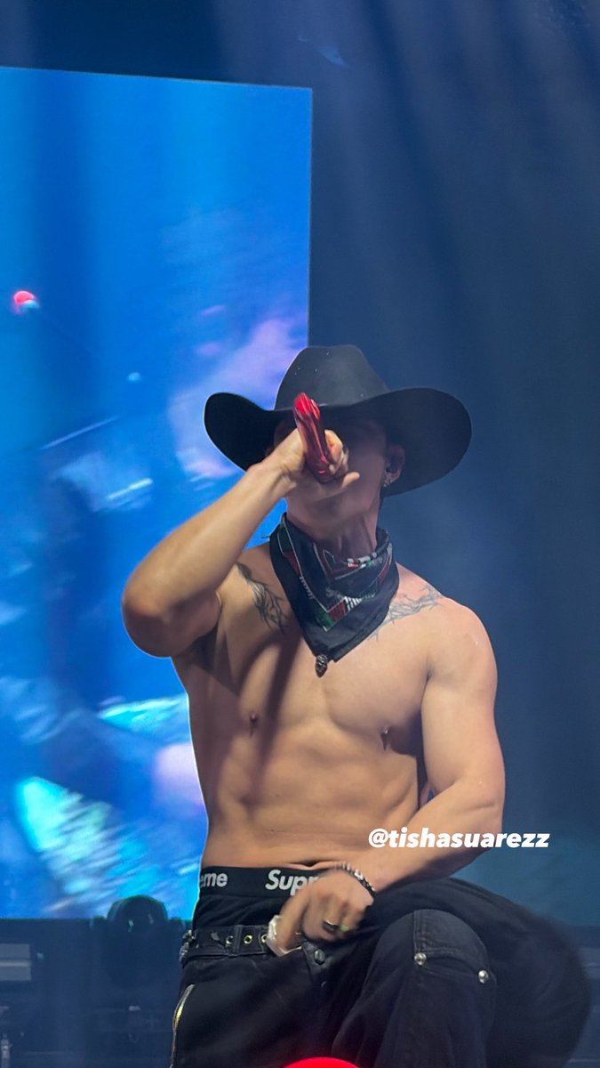 tiishasv_'s tweet photo. TE QUIERO TANTO KIM JIWON 

#BOBBY #IKON #Mexico https://t.co/JR44Pg4e27