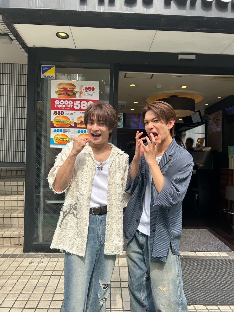 tsuburenai's tweet photo. 明日よる7時から2時間SP🐷
ギルティーバーガー頂上決戦🍔

ウェンディーズの
2600キロカロリー超えの
バーガーを食べまくる✊
浮所飛貴＆深田竜生（#ACEes）

ゲスト🍭
高杉真宙
花岡すみれ(VIVANT太田梨歩役) https://t.co/MwrgX51s7o