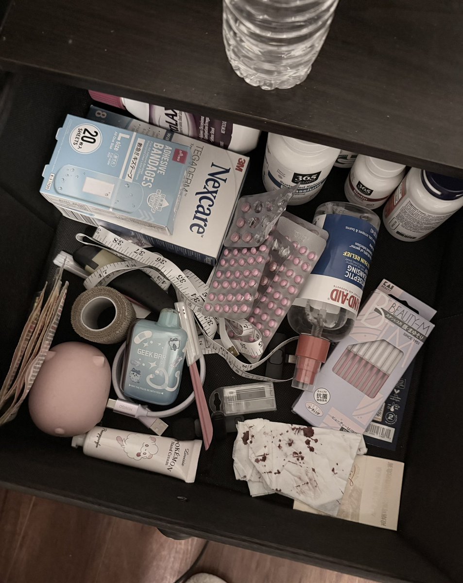 vaelblades's tweet photo. the drawer of mental illness 😭🥀
I just had a look at this and wondered wtf is wrong with me https://t.co/mj1bU14Lc6