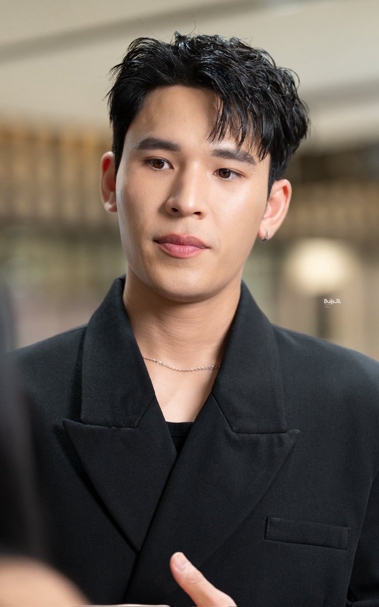 BuijsJii's tweet photo. เขาคือใคร หล่ออ่ะ ทำไมหล่อจัง ตัวสูง ผิวแทน ยิ้มหวานมาก พอดีไปเดินห้างแล้วเจอเลยถ่ายมาค่ะ 📷

#PearlPeak 
#Pearlpooo https://t.co/JlgKBtyxhs