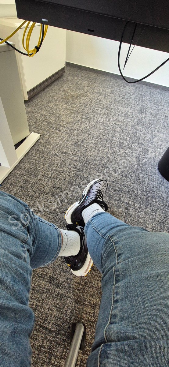socksmsterby_25's tweet photo. Ich bin heute im Büro.
Wer kommt unter den Tisch und sniffst meine stinkenden Nike Socks und TN's?
#smellysocks #sellsocks #smellynike #socksmaster #nikesocks #niketn #smelly https://t.co/MelnvozczD
