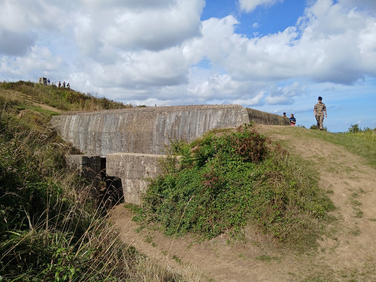 MasterDef_R2's tweet photo. Pendant quatre jours, c'est #EHT sur les plages du Débarquement en Normandie pour les SLT de l'ESM1 de @SaintCyrCoet . Bien entendu, le département d'histoire de l'AMSCC est présent. Toujours prêt à..., en mesure de.... Malgré une météo inégale⛈️⛈️🌧🌧. https://t.co/76MZwcbBgw