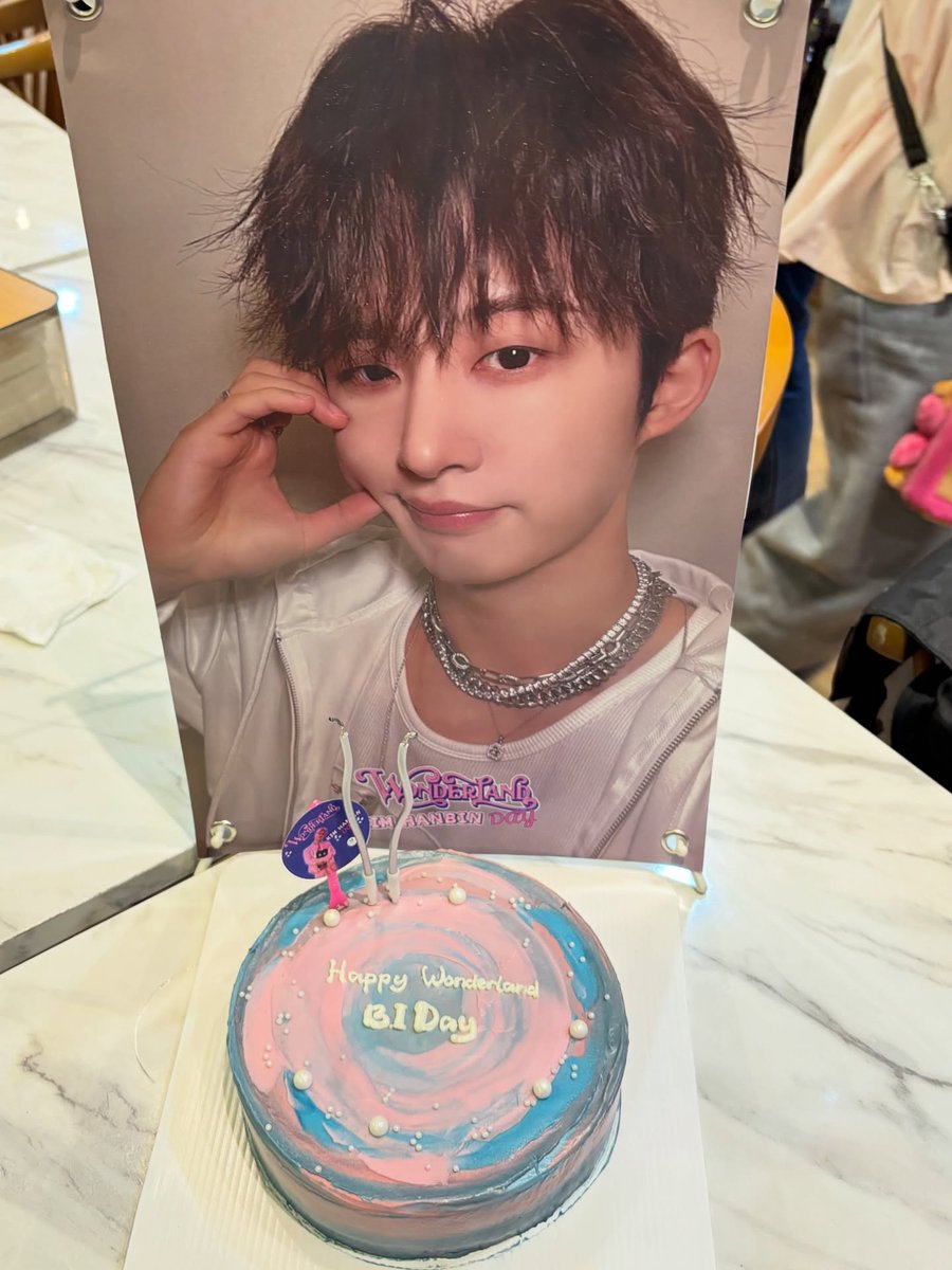 hanbaragi_'s tweet photo. I give him a playful hit on his shoulder, and he feigns terrible pain clutching his shoulder, causing me to forget my anger momentarily and let out a little giggle. Before hearing JJ’s laughter https://t.co/ND7tm76fEs