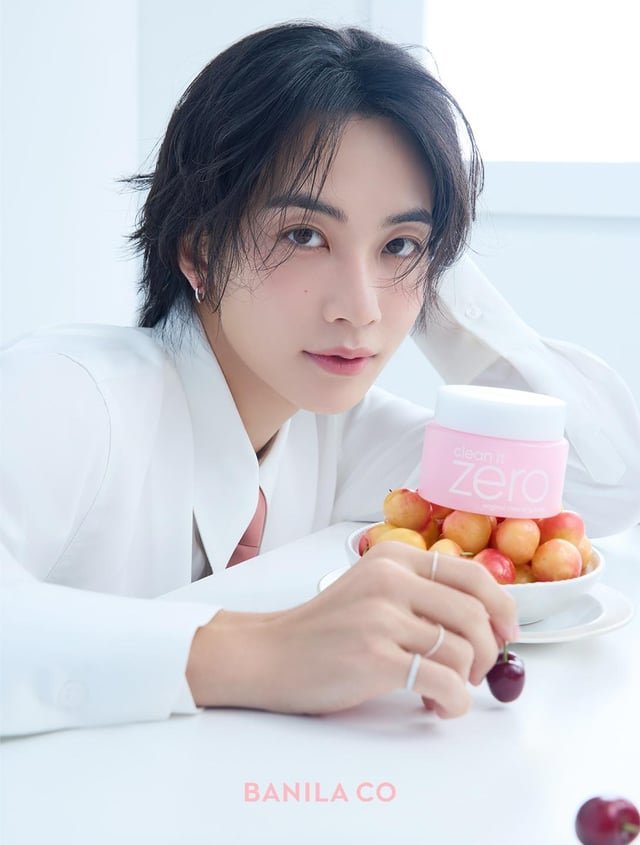 hanniehae1008's tweet photo. jeonghan with cherries 🍒 https://t.co/9JteJ9VwuD
