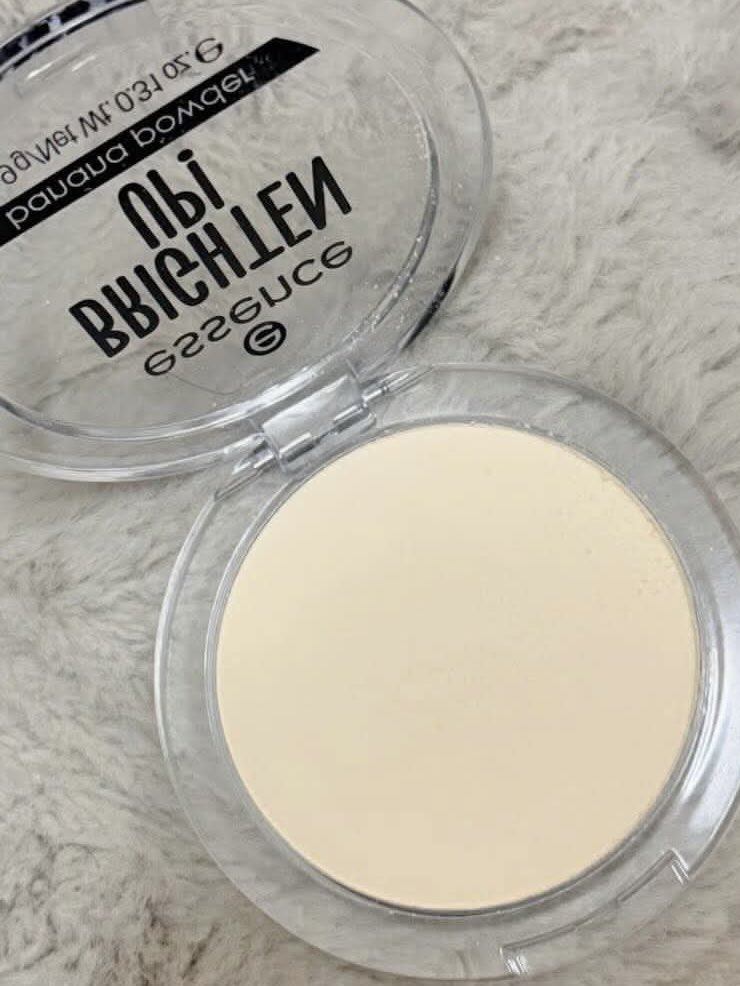 Afrnamaisrh's tweet photo. Muka kalau nampak kusam lepas makeup, u pergi watsons beli je bedak pisang ni. Pakai dekat area yang highlight muka u. Terusss POPPPP makeup tu ✨ https://t.co/lW11AorUU2