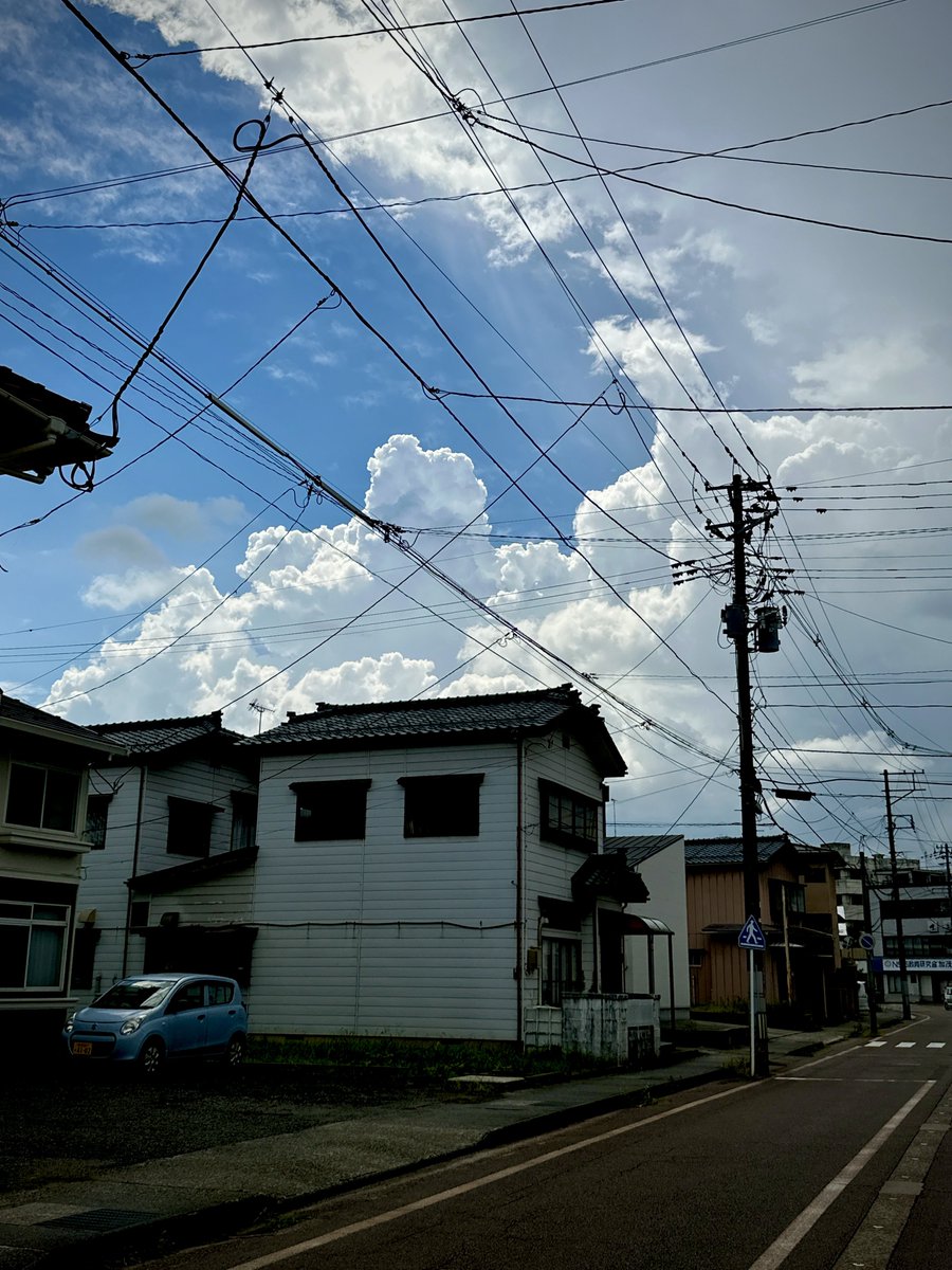 North_ern2's tweet photo. 新潟、お手本みたいな入道雲がたくさんあってよかったな…。空や景色の蒼さが湿気を孕んでずいぶん濃かった。やはり夏は晩夏、晩夏の入道雲とひぐらしの鳴き声よ。 https://t.co/WhKOWSVW6R