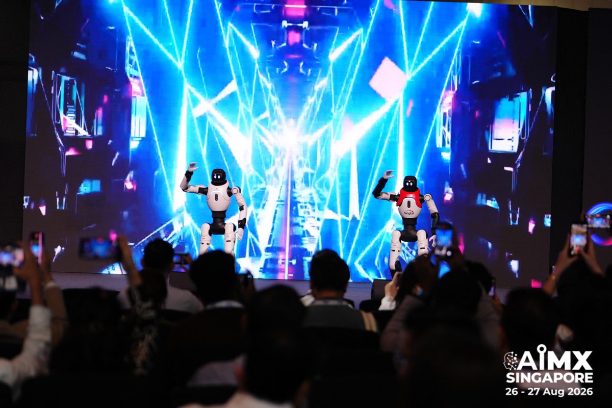 LingoAI_io's tweet photo. 昨天【AIMX新加坡2026】在 金沙会议中心盛大举行，#LingoAI @lingoaitech CEO #Una @UnaWCX 接受了钛媒体（@TMTPostGlobal ）的视频采访，聊了一个很有意思的话题：AI 时代人的重要性体现在哪里？

Una在访谈中指出：#AI 仍处在发展的早期阶段，它还无法真正替代人的判断、创造力和复杂的社会协作。但我们也必须承认，AI 的迭代速度远远超出大多数人的想象，而这个趋势几乎无法阻挡。

我们无法阻止 AI 变强，但我们可以让未来的 AI 建立在个人获得主权的基础之上。

所以，比起讨论“如何阻止 AI 替代人”，我更关心另一个问题：

当 AI 变得越来越强，人还能掌握什么？

我的答案是，数据的控制权。

今天 AI 的能力建立在海量人类数据之上，但数据、算力和模型正在越来越集中于少数平台。我们真正需要改变的，是这一底层基础设施：让数据的所有权、控制权和价值分配重新回到个人手中，让每个人都能够决定自己的数据如何被使用、被谁使用，以及产生的价值如何分配。

我们也许无法阻止 AI 变得越来越强，也无法确定“被替代的那一天”是否真的会到来。

但至少，我们可以努力让未来的 AI 不是建立在人失去控制权的基础之上。

这也是我为什么带领@lingoaitech 一直在做 #SovereignAI 和去中心化数据基础设施。
