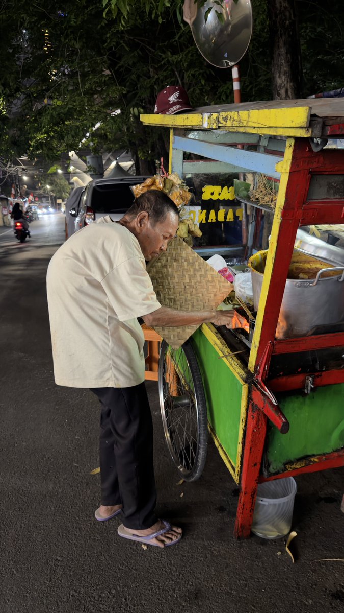 KapudS640's tweet photo. kalau kalian lagi deket stasiun sudirman, cobain sate padang ini yaa 🥹🙏🏻 cuma 15k seporsi. bapaknya jualan dengan kondisi tulang punggungnya udah bungkuk karena terlalu lama kerja.

lokasinya di depan alfamart martapura. yuk bantu larisin dagangan bapaknya 🤍 https://t.co/IfTv60qf2A