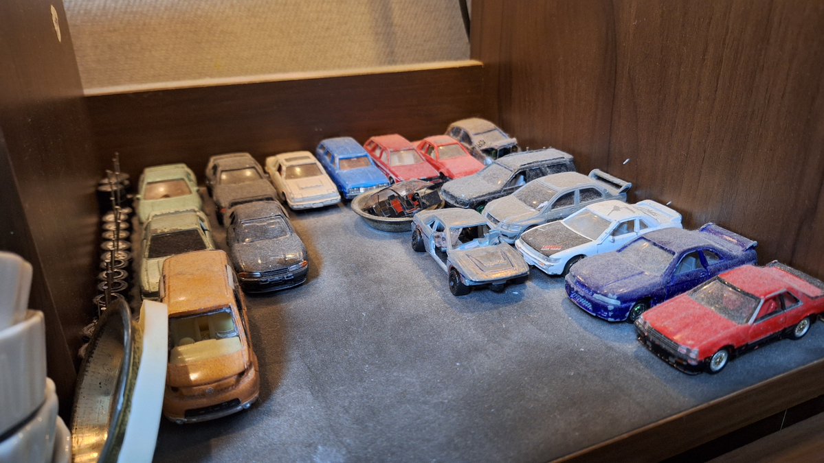 TG_tomigare's tweet photo. いきなりのご報告になりますが、本日を持ちまして、TOMICA GARAGEの本拠地を解体いたします。
この写真が撮影スタジオ最後の写真となります。
かなり気に入っていましたが…もう放置車しかないですね…。
#トミカ
#トミカプレミアム
#廃車 https://t.co/YRCDyXuFYI