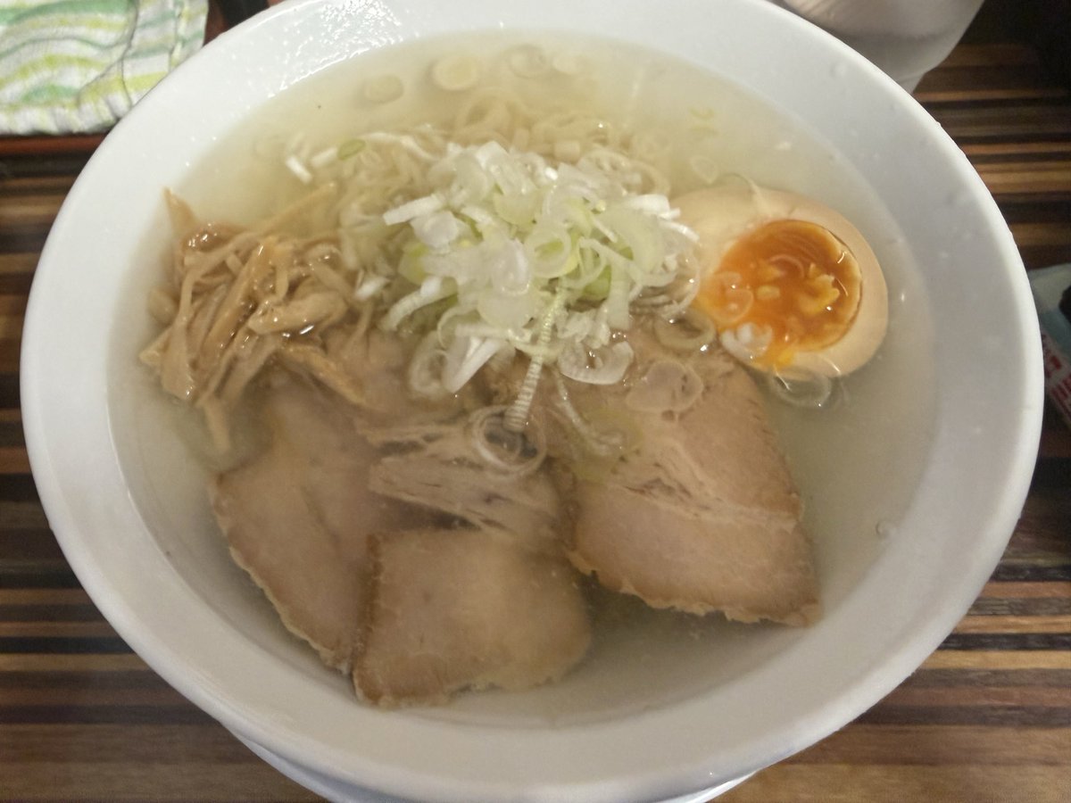 oosakaoyabun's tweet photo. 京成立石のめん処 倖佳にて限定の冷やしラーメンをいただきました。
しっかりと効いた塩が美味くてスープをゴクゴクと飲んじゃいます。
ちぢれの太麺、味付けのしっかりとしたチャーシュー、細切りめんま、ざく切りのネギもよくあってました。
暑い日にピッタリの一品でした😄 https://t.co/7qLBoKHd33