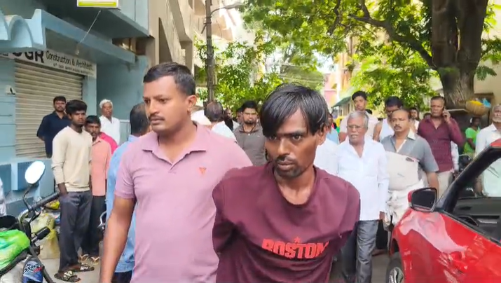 AsianetNewsSN's tweet photo. ಮಂಡ್ಯ ಜನರ ಧೈರ್ಯ: ಪೊಲೀಸ್ ಠಾಣೆಯಿಂದ ಪರಾರಿ ಆಗ್ತಿದ್ದ ಕಳ್ಳನನ್ನ, ಕೈಲಿರೋ ಬೇಡಿ ನೋಡಿ ಅಟ್ಟಾಡಿಸಿ ಹಿಡಿದರು!

Read More: https://t.co/iPep7tppsF
#Mandya #MandyaNews #MandyaCrime #Handcuffs #PoliceEscape