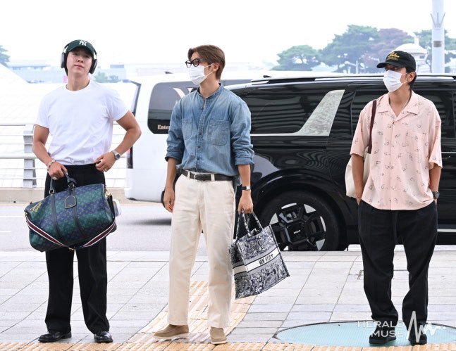 roxy_balasi95's tweet photo. JS: typical boyfriend style
MH: runway model
YH: adulting 😭😂

#CNBLUE https://t.co/7495U5VYCt