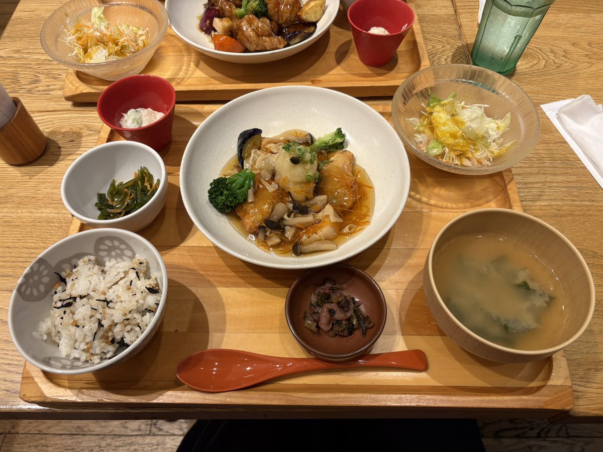 chiroru1231's tweet photo. 昨日は久しぶりに友人とランチ&amp;おやつとショッピング🛍️でほっこり癒されて来ました😊

整形外科のPTさんに、指の関節の痛みに何か柔らかいものを握ったりするのも良いと言われていて

良さそうな編みぐるみを手芸店で見つけ材料を購入😁

まずは作らなきゃだ🧶 https://t.co/RkTuef8NWN