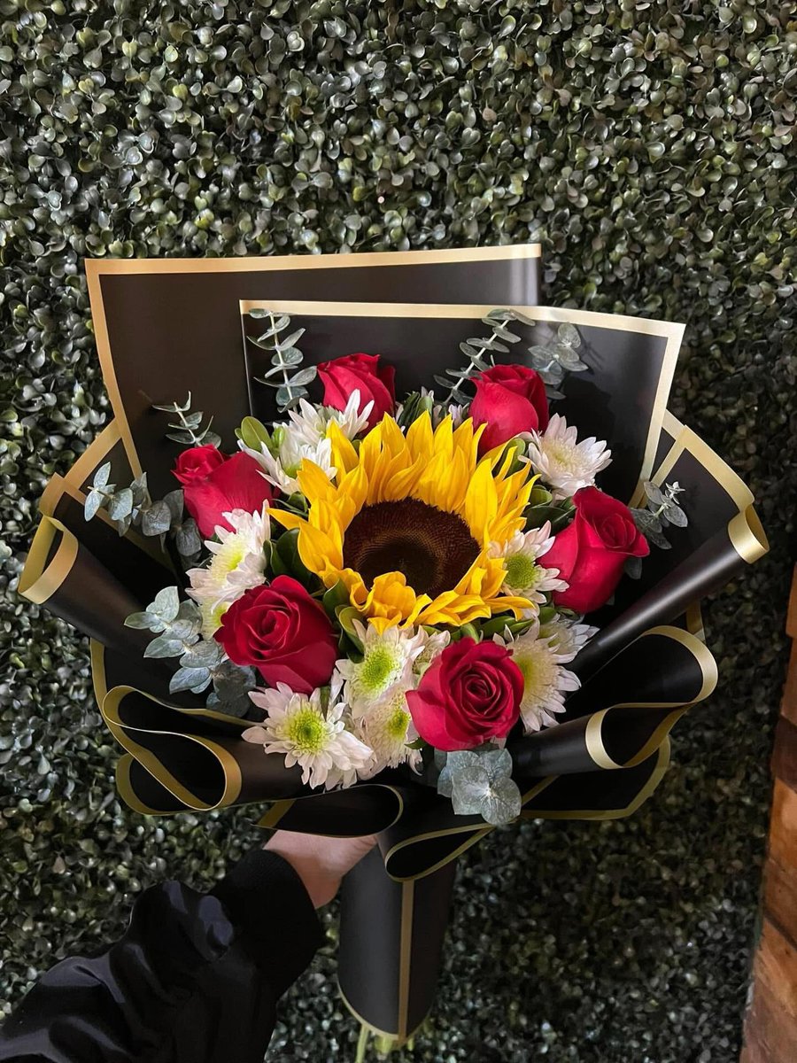 CheryleHorp0's tweet photo. They say every time a man buys flowers, he makes more money, looks better, and his gas lasts longer 😌⛽💸

Not just for his side piece—flowers are for moms, girlfriends, wives, sisters, and daughters too. Support local and book a photo session https://t.co/52gZFPG8O1
