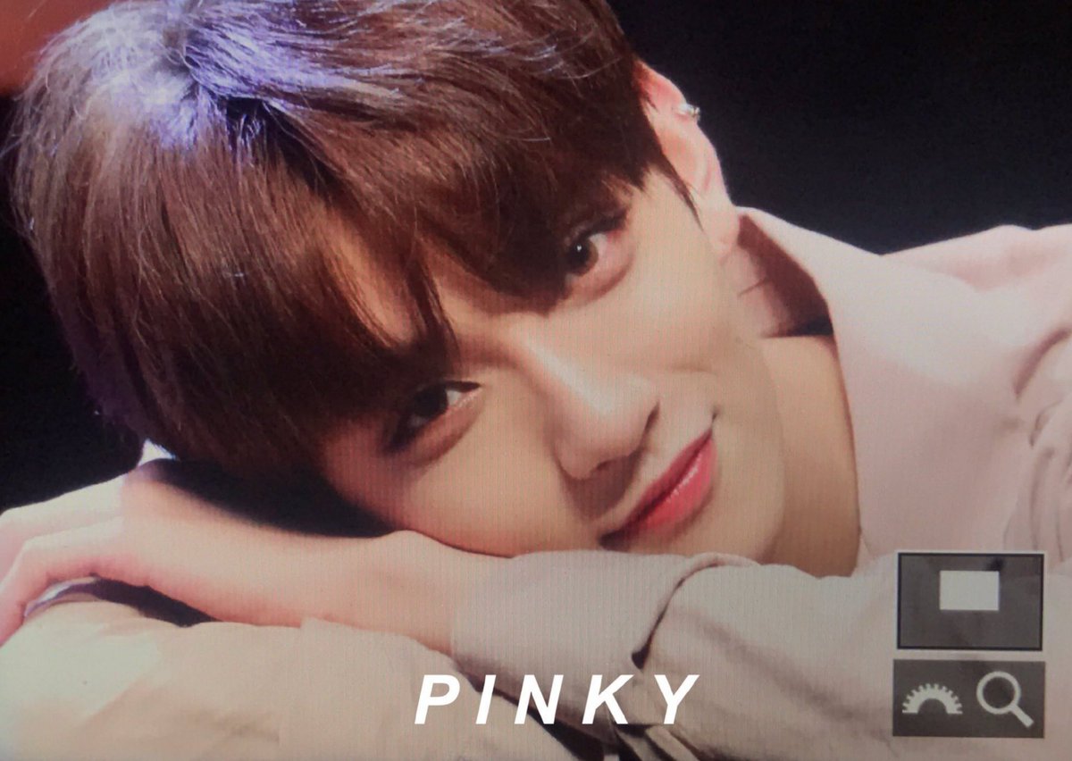 xLambxx's tweet photo. 엎드린 채로 앞에 쳐다볼 때
은은하게 스산한 느낌 들어서 참 좋음
인간이 할 수 있는 상상 밖의
순애를 하려고 태어난 크툴루 같고 https://t.co/cegiYoYuE9