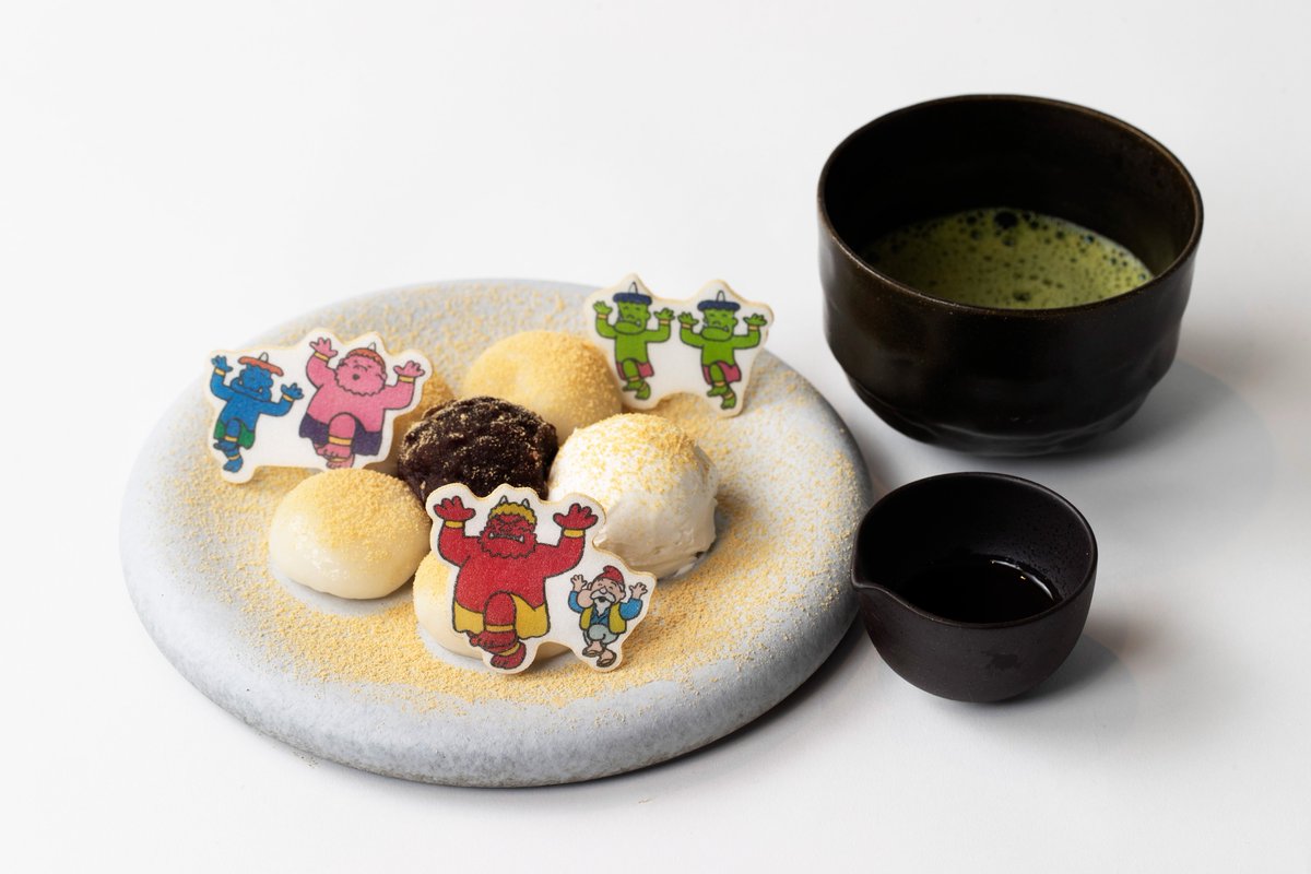 ah__gallery's tweet photo. 🍙コラボレーションカフェ、開催決定🍵

POP UP BOX「まんが日本昔ばなし展–昔、むかし、あるところに…」開催を祝して、隣接する麻布台ヒルズギャラリーカフェにて限定カフェメニューの展開が決定！
物語に登場するあのシーンやキャラクター。
多くの人の記憶に残っているオープニングの世界観を楽しめるメニューなど、
本イベントと合わせてぜひお楽しみください。

さらに今回のメニューのひとつ「おむすびころりん」から着想を得た「欲張りじいさんのよくばりおにぎりセット」は
麻布台ヒルズの商業店舗「惣菜 麻布台 しゅん」の特別監修によって誕生しました。
麻布台ヒルズギャラリーカフェならではのコラボレーションメニューを、お楽しみください。

販売店舗：麻布台ヒルズギャラリーカフェ
販売期間：2026年9月18日(金)～11月8日(日)
営業時間：10:00～20:00(L.O. FOOD19:00/DRINK19:30)
※最新情報は店舗へお問い合わせください
※一部メニューは会期途中より提供を終了させていただく場合がございます

▼詳細はこちら
https://t.co/r8B5FVD37p

#POPUPBOX #麻布台ヒルズギャラリー #まんが日本昔ばなし #日本昔ばなし