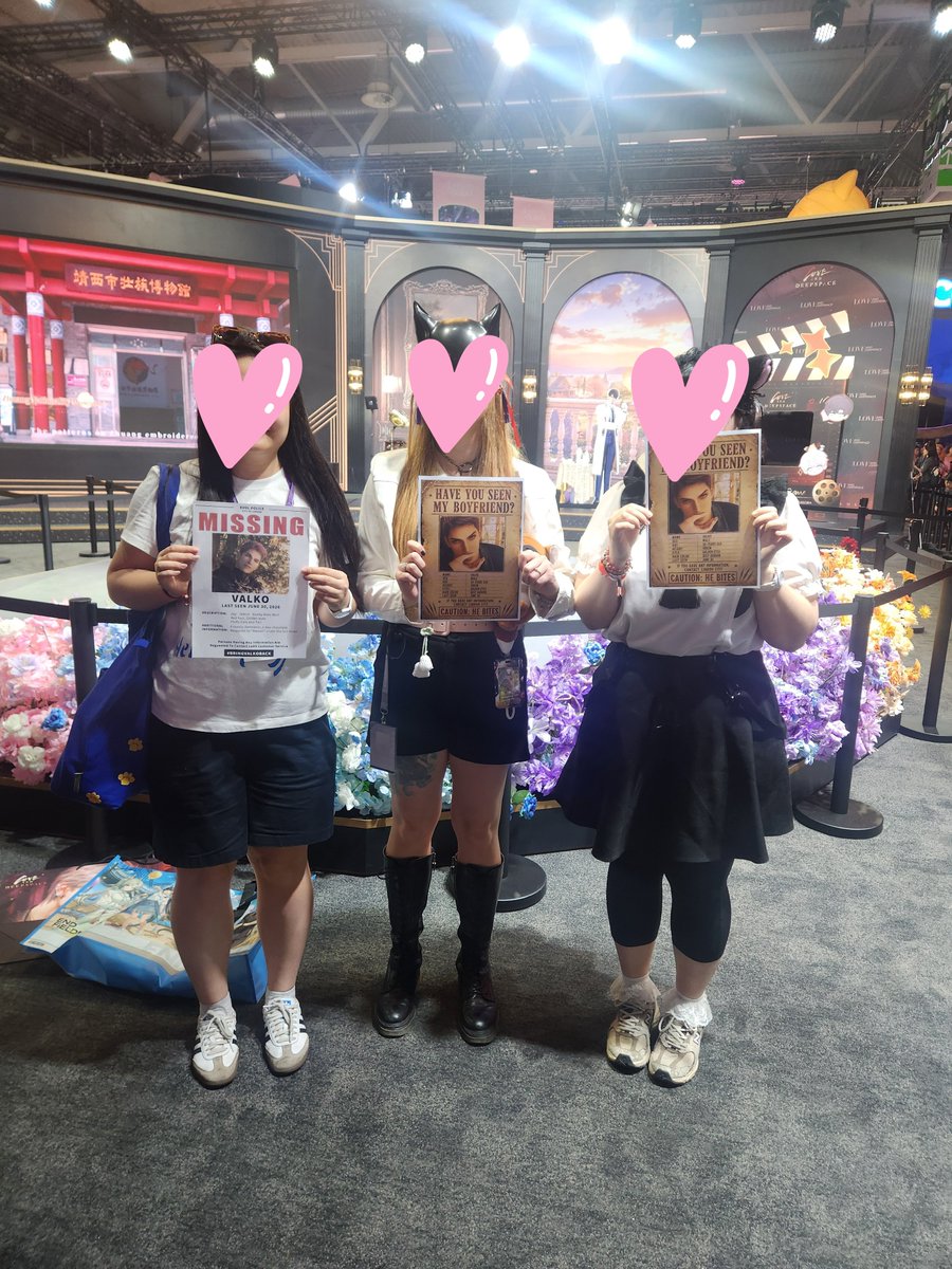 winyonqt's tweet photo. Yesterday at the LADs booth ❤️
#BringValkoBack #WeWantValko #Valko6thLI #ValkoIsLoved
#全世界都爱敖尹 https://t.co/7nEjNAKwGF