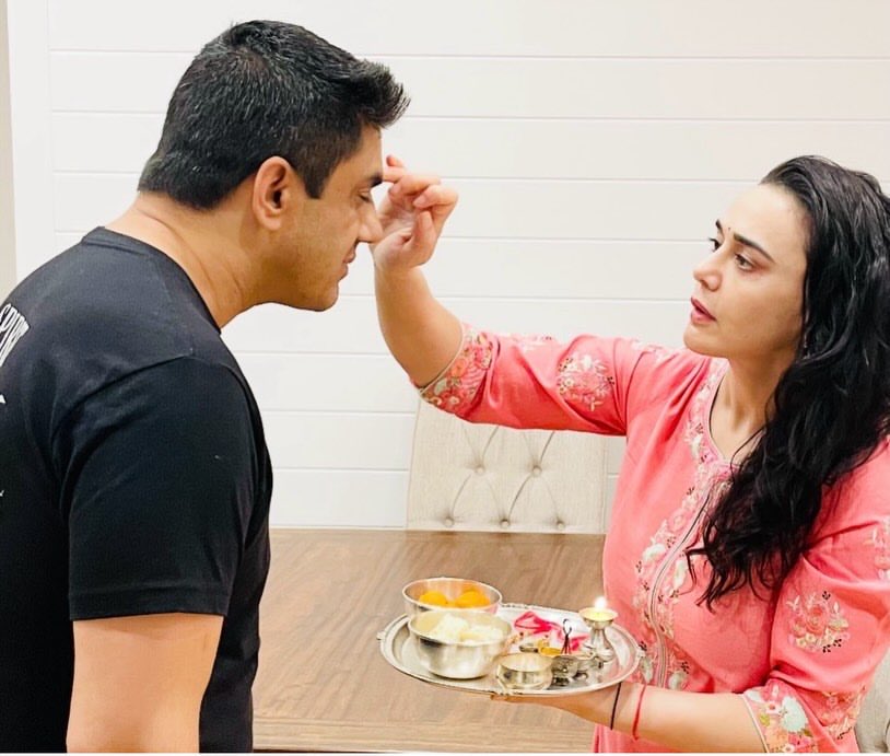 realpreityzinta's tweet photo. Happy Raksha Bandhan to all of you who celebrate it today, and to both my partners in crime, happiness &amp; all things in between. Love you to the moon &amp; back 💕💕Ting ! #Blessed #Family https://t.co/QneiY2NBEm