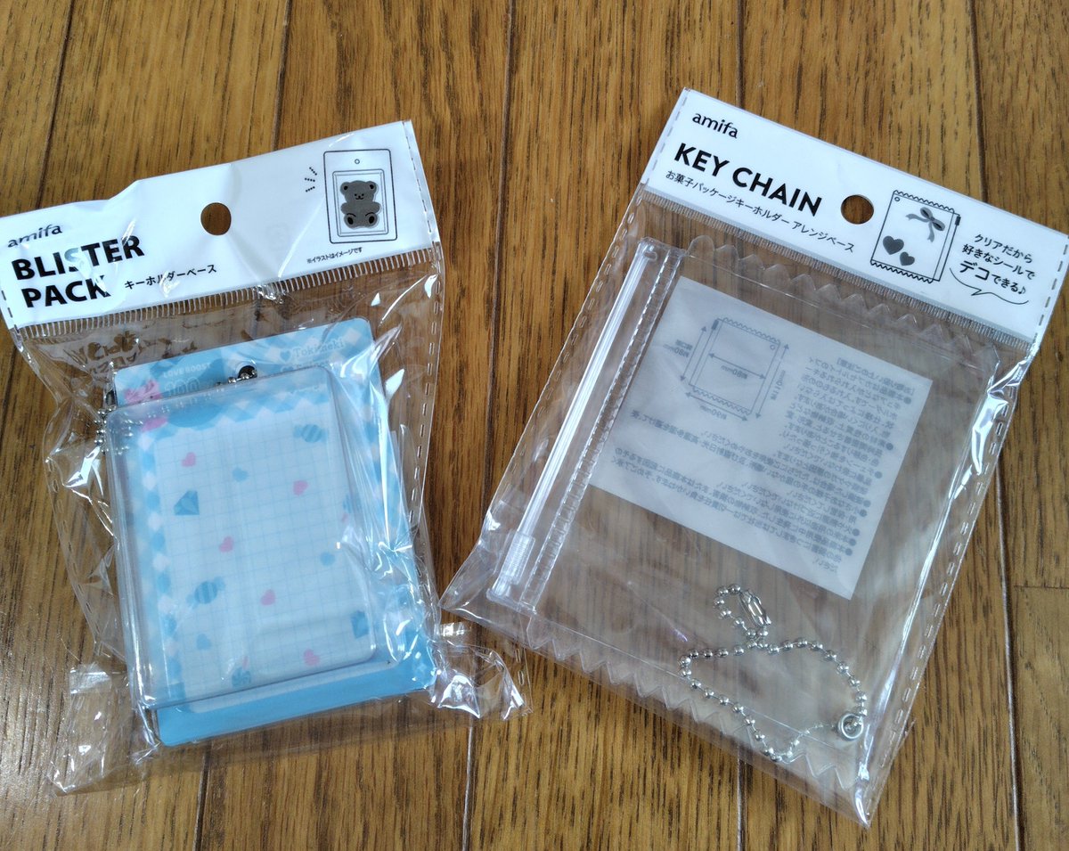 noko_1106's tweet photo. さっき100均で購入した左の商品にウエハースのパッケージを背景にしてみたの
ここにCDガチャがちょうど良く収まるといいな🥳
実機でPlazma回したい願望が大きすぎてCDを添えてみました💿️

＃米津玄師
＃米津玄師ミニチュアCDガチャ https://t.co/Qunpai3p7V