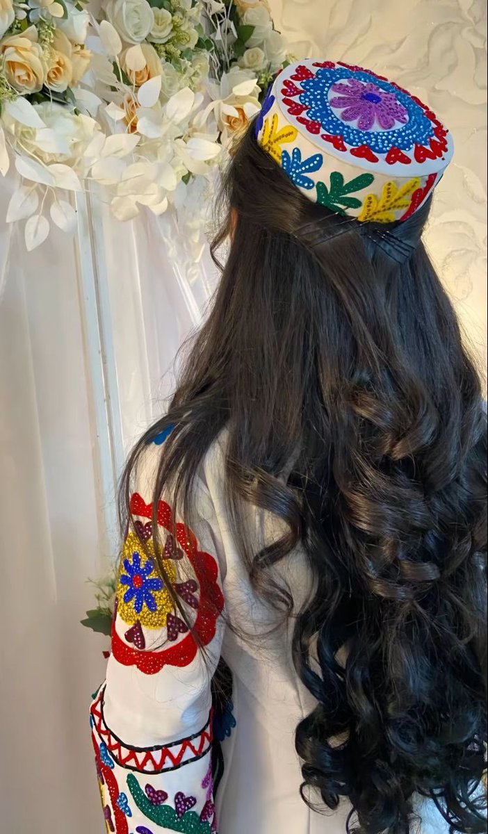 tishtarrrr's tweet photo. Why won’t Tajik girls from Afghanistan dress like this at weddings they wear Pashtun clothes instead? https://t.co/MsPE39YpCt