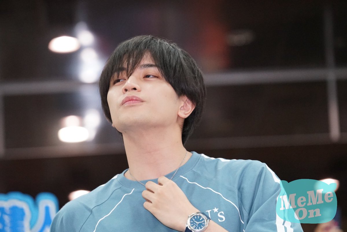 memeonmusic's tweet photo. 超人氣男星 #中島健人（Kento Nakajima）今天中午抵達松山機場，吸引 600 粉絲到場接機。只見他帶著 COACH 的包包，包包上面還掛著卡通青眼白龍的遊戲王卡，更比出經典招牌口號「Sexy thank you」的升級版「Hyper sexy thank you.」

閱讀全文：
https://t.co/PjorUUQfct https://t.co/jA8dpsYTp1