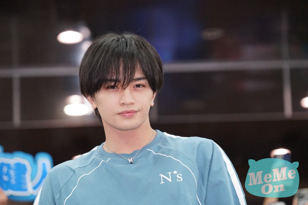memeonmusic's tweet photo. 超人氣男星 #中島健人（Kento Nakajima）今天中午抵達松山機場，吸引 600 粉絲到場接機。只見他帶著 COACH 的包包，包包上面還掛著卡通青眼白龍的遊戲王卡，更比出經典招牌口號「Sexy thank you」的升級版「Hyper sexy thank you.」

閱讀全文：
https://t.co/PjorUUQfct https://t.co/jA8dpsYTp1