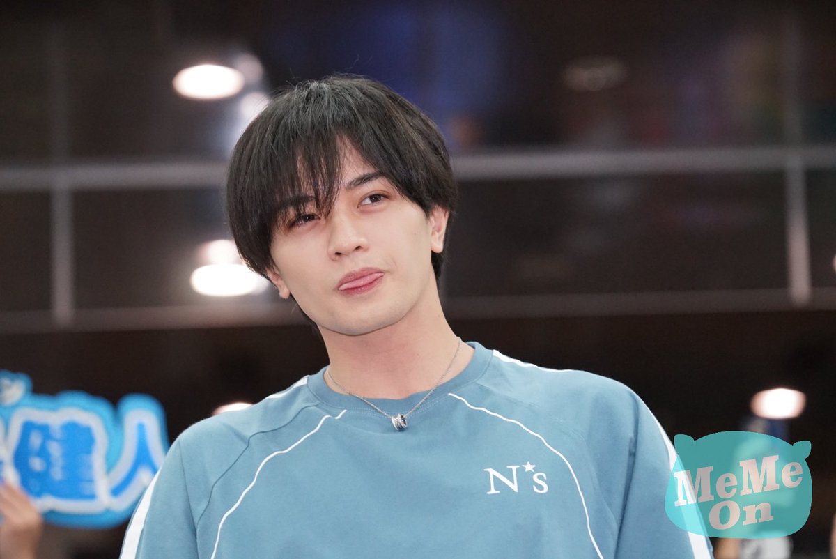 memeonmusic's tweet photo. 超人氣男星 #中島健人（Kento Nakajima）今天中午抵達松山機場，吸引 600 粉絲到場接機。只見他帶著 COACH 的包包，包包上面還掛著卡通青眼白龍的遊戲王卡，更比出經典招牌口號「Sexy thank you」的升級版「Hyper sexy thank you.」

閱讀全文：
https://t.co/PjorUUQfct https://t.co/jA8dpsYTp1