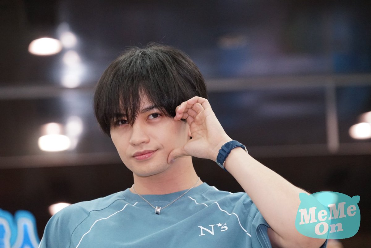 memeonmusic's tweet photo. 超人氣男星 #中島健人（Kento Nakajima）今天中午抵達松山機場，吸引 600 粉絲到場接機。只見他帶著 COACH 的包包，包包上面還掛著卡通青眼白龍的遊戲王卡，更比出經典招牌口號「Sexy thank you」的升級版「Hyper sexy thank you.」

閱讀全文：
https://t.co/PjorUUQfct https://t.co/jA8dpsYTp1