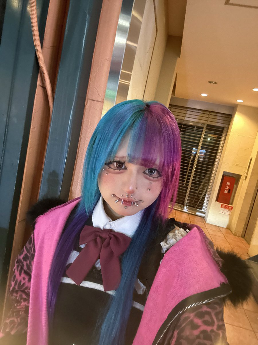 richa_n_a's tweet photo. まあまあ髪色おかしい https://t.co/ZrEXx84f1i