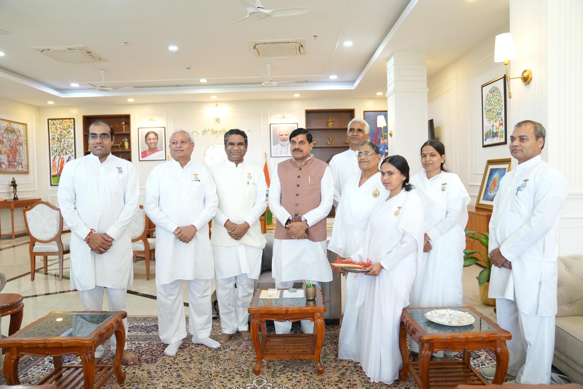 DrMohanYadav51's tweet photo. रक्षाबंधन के पावन अवसर पर आज भोपाल निवास पर ब्रह्माकुमारी ईश्वरीय प्रजापिता विश्वविद्यालय से जुड़ी बहनों ने आत्मीय भेंट कर राखी बांधी।

बहनों का यह स्नेह और आशीर्वाद सदैव ऊर्जा एवं प्रेरणा प्रदान करता है। ईश्वर से सभी के मंगलमय जीवन की कामना करता हूँ।

#RakshaBandhan https://t.co/puqpwxCizU