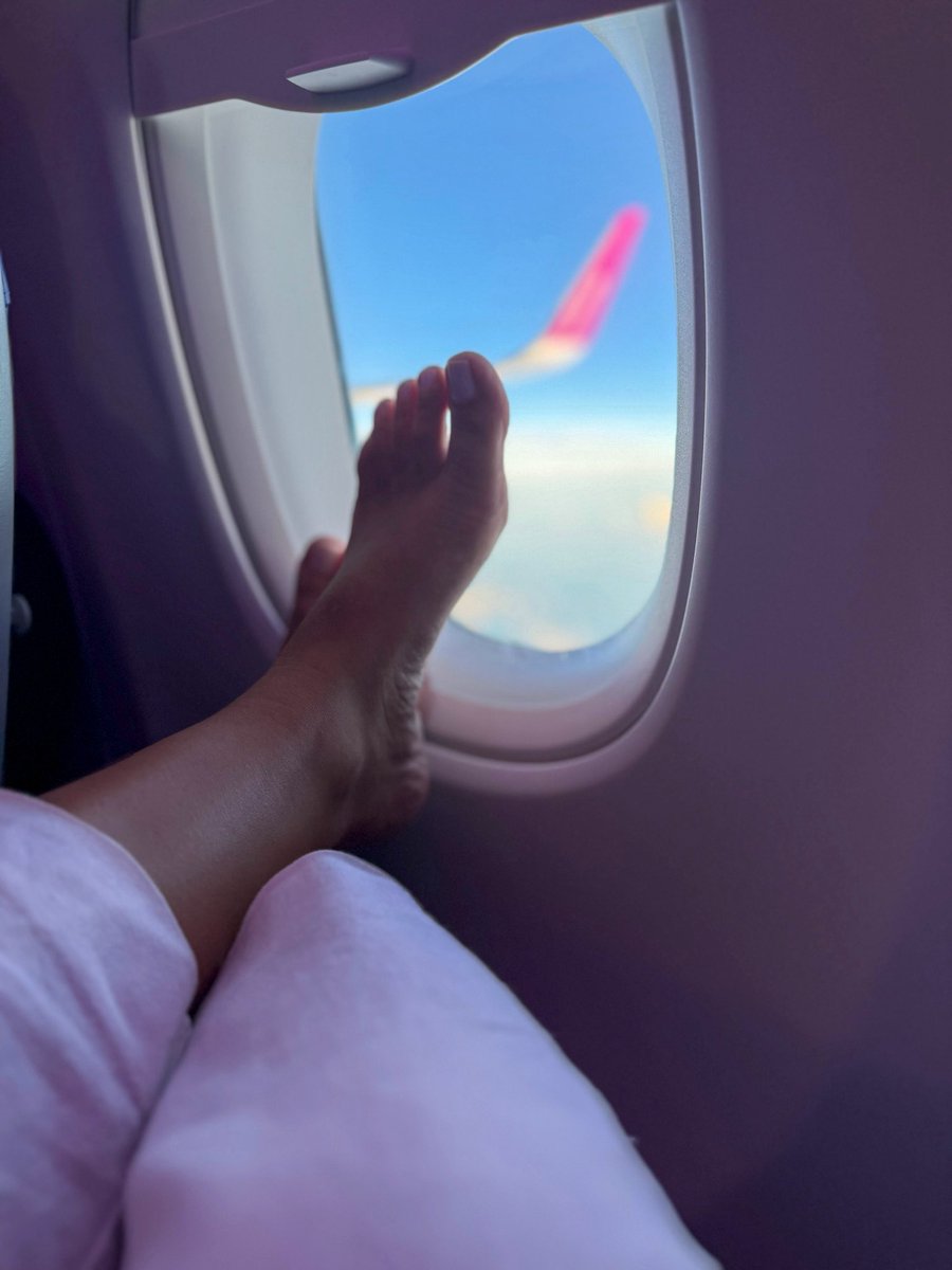 Footqueenslav's tweet photo. Legroom? No. 😭
Shame? Also no. 🙂‍↔️
Enjoying the flight? Absolutely. 🥰✈️ https://t.co/fOCEYK0Tqb