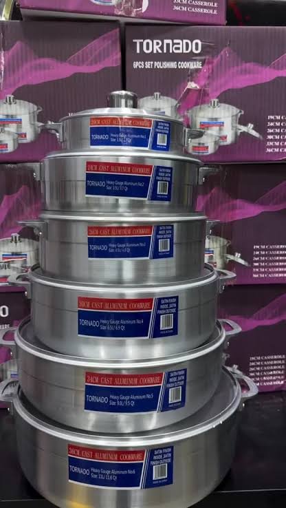 kaytieskitchen's tweet photo. Most people still don't know the difference between these two pots 😁
One is tornado product the other is the regular one both are of good quality but one is of more quality that the other. 

Tornado: 95,000
Regular: 85,000

We deliver anywhere 💯 https://t.co/xUb2FjYm4W