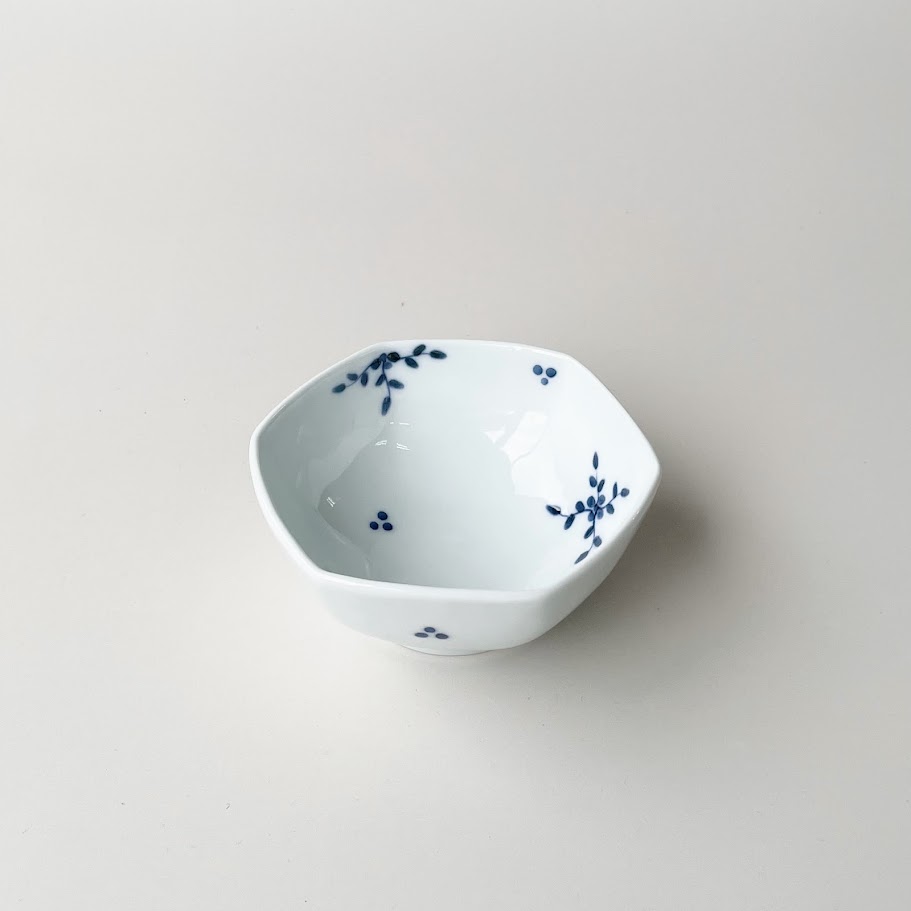 washokki_subete's tweet photo. ＼\新商品/／

【#伊万里焼】ちらし蔓小花 六角鉢(小)
https://t.co/k0zEljriGR

さりげなくお花がチラリ
甘すぎず、可愛すぎず、大人の可愛さ

#和食器のすべて https://t.co/yEA7a90Q9t
