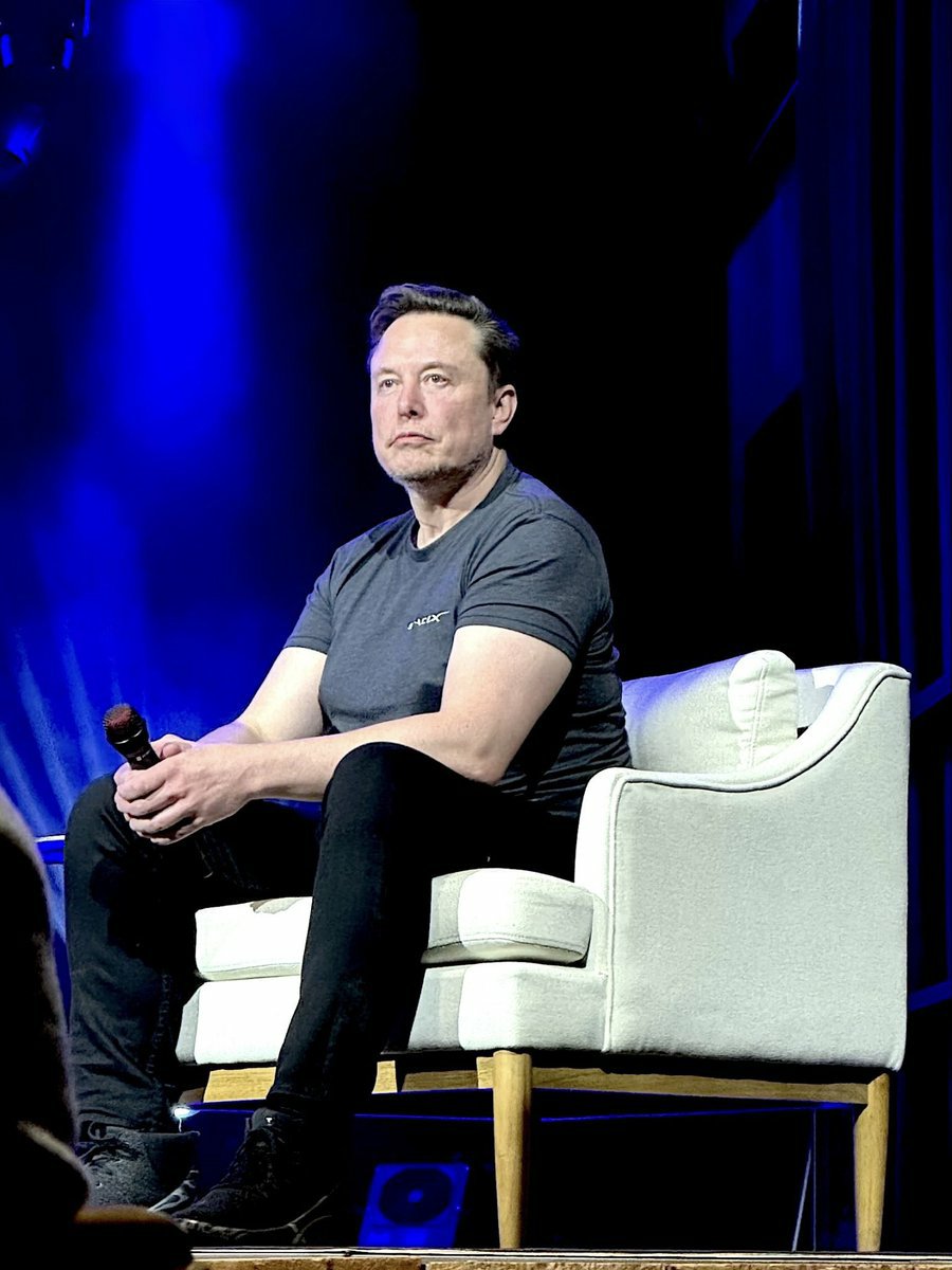 SpaceRocketX___'s tweet photo. Elon Musk is getting closer to reclaiming his trillionaire status.

His net worth now stands at $879.2 billion, just $120.8 billion away from $1 trillion. https://t.co/9rRd3NpkTQ