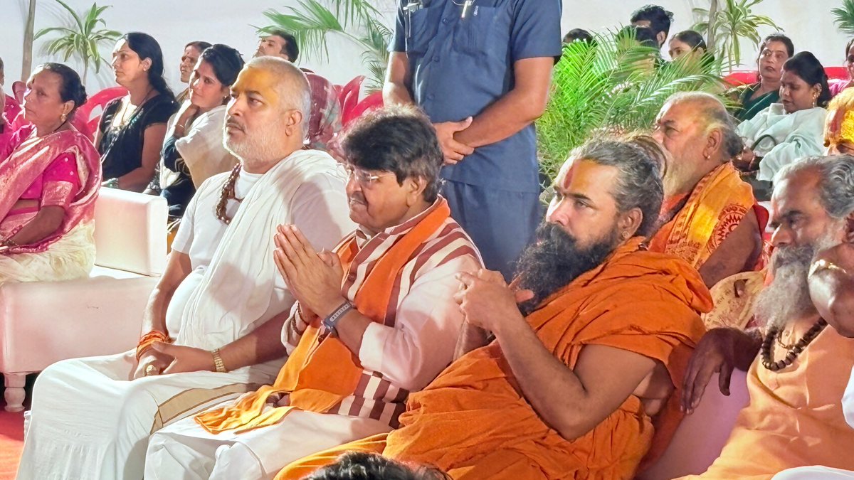 KailashOnline's tweet photo. इंदौर विधानसभा क्षेत्र क्रमांक-2 के लोकप्रिय विधायक एवं मेरे मित्र श्री रमेश मेंदोला जी के पूज्य पिताजी श्री चिंतामणि मेंदोला जी की पुण्य स्मृति में बीती शाम आयोजित भजन संध्या में सम्मिलित होकर उन्हें श्रद्धापूर्वक नमन किया।

इस अवसर प�� पूज्य श्री रामायण दास जी महाराज, श्री रामगोपाल दास जी महाराज, श्री पवन दास जी महाराज सहित संतजनों का सान्निध्य एवं मंगल आशीर्वाद प्राप्त हुआ।
