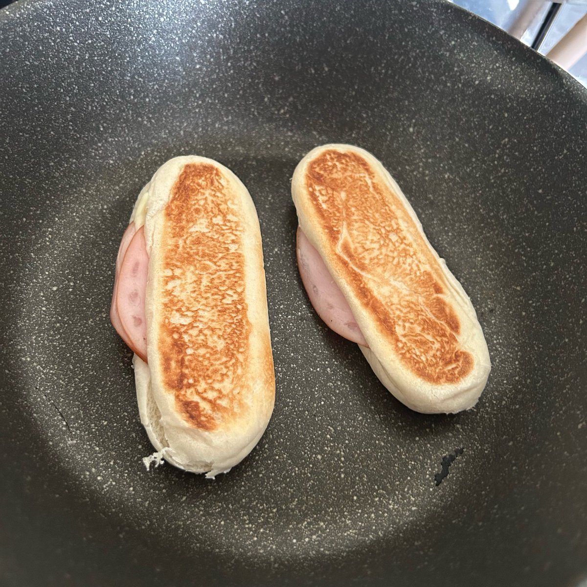 yellow_GOBO's tweet photo. そして帰ってからは、せっせこ最近流行りの即席パニーニ作った🤤
パンがもちもち過ぎてもうたまらんたまらん✊🏻美味しすぎみんなもやってみて😂

このパンに、ハムとチーズ挟むだけ‼️‼️ https://t.co/Zb2mYFUpgV