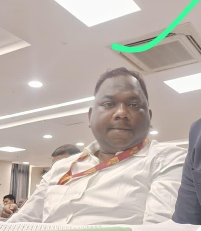 idesibanda's tweet photo. PNB Scale 3 Branch Head died under Toxic Work pressure, Last night he was working on Fasal Bima Yojna. https://t.co/4fDsL02Qq3