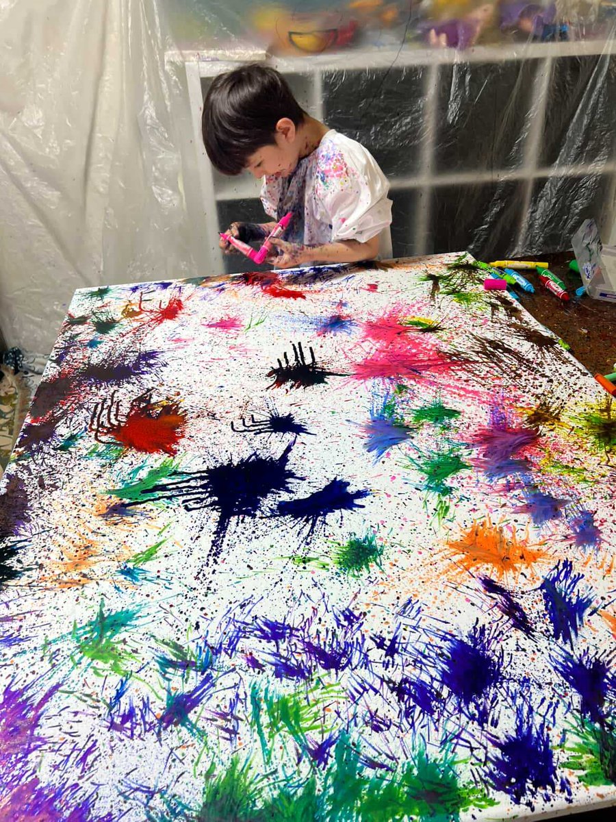 oricon's tweet photo. 重度知的障害の少年画伯（9歳）
自閉症の少年画家（11歳）
⠀
「なぜか引き込まれる」
絵で伝えられる心の声に寄り添う家族たち
https://t.co/FFJn9yOreI
⠀
言葉で伝えきれない世界を、絵なら自由に表現できる2人の少年画家。その才能に家族はどう気づき、どう寄り添ってきたのか。2組に聞いた。 https://t.co/MDkCVjJOCs