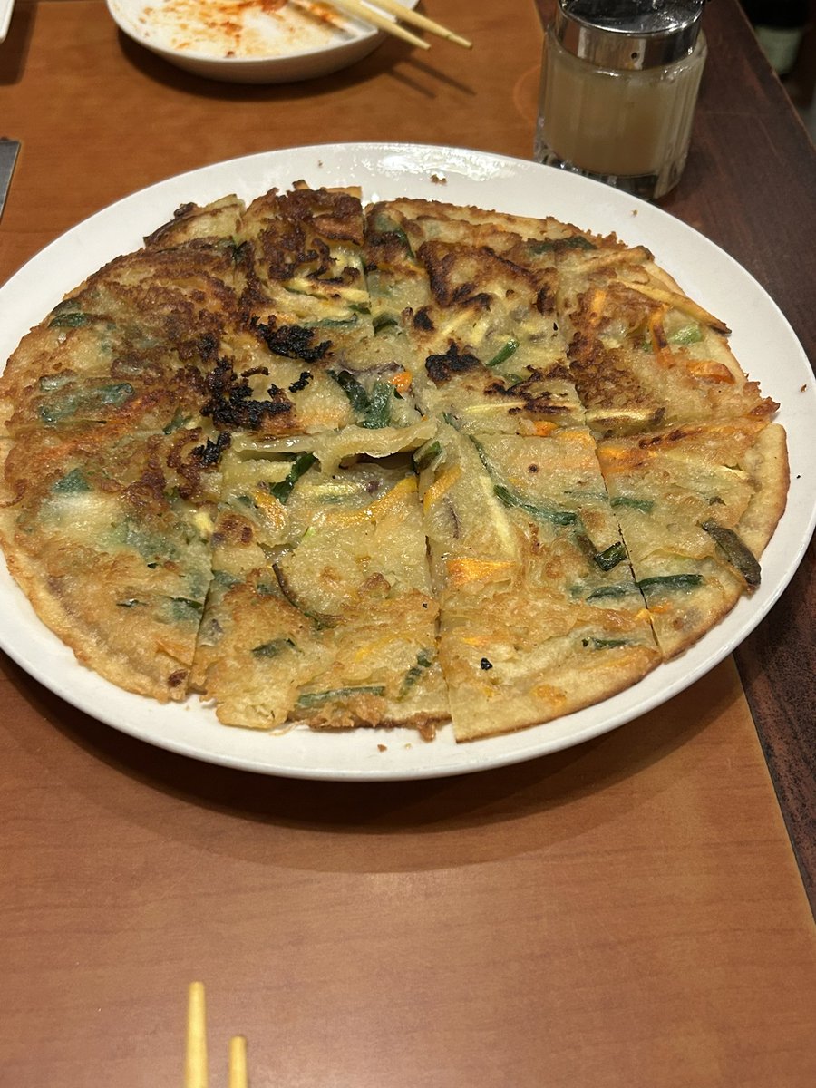 mimimikitann's tweet photo. 息子と焼肉行き、、あれ？肉の写真がない、、、笑笑
野菜チヂミとキムチが美味しい！！
最近はやはりお肉が得意ではありません。でも頑張ってスタミナ！と思って食べました。きゅうりのアイスと和歌山みかんアイスが美味しかった！ https://t.co/sODKNWmaXg