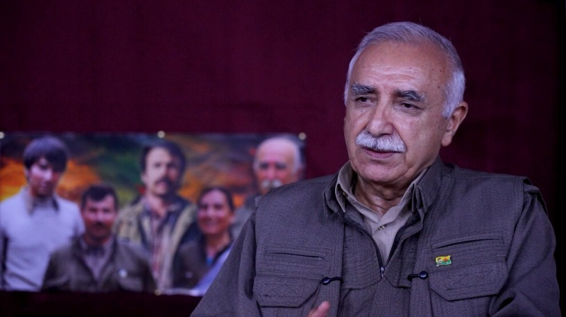 DerDorNews's tweet photo. Murat Karayılan

"Örneğin aramızdan kaçıp giderek kendilerini bazı güçlerin kollarına atanlar. Ya da bazıları geçmişten beri, devrime, PKK’ye, Önder Apo’ya karşı kendilerini konumlandırmışlar. 

Toplum içerisinde gizleniyorlar, sanki muhaliflermiş gibi davranıyorlar. Oysa zor ve sıkıntılı zamanlarda ne cezaevlerinde ne de dağlarda direnmişlerdir; kaçmışlardır. 

Avrupa’ya kaçmışlar, kendi çıkarlarına bakıyorlar, oradan düşmanlık yapıyorlar. Sen bu halk için 24 saatini vermemişsin. İnsanlar açıkça canlarını veriyor. Her gün bedenlerini ortaya koyuyorlar. Sen neden bunların karşısındasın? Sen ne istiyorsun?”