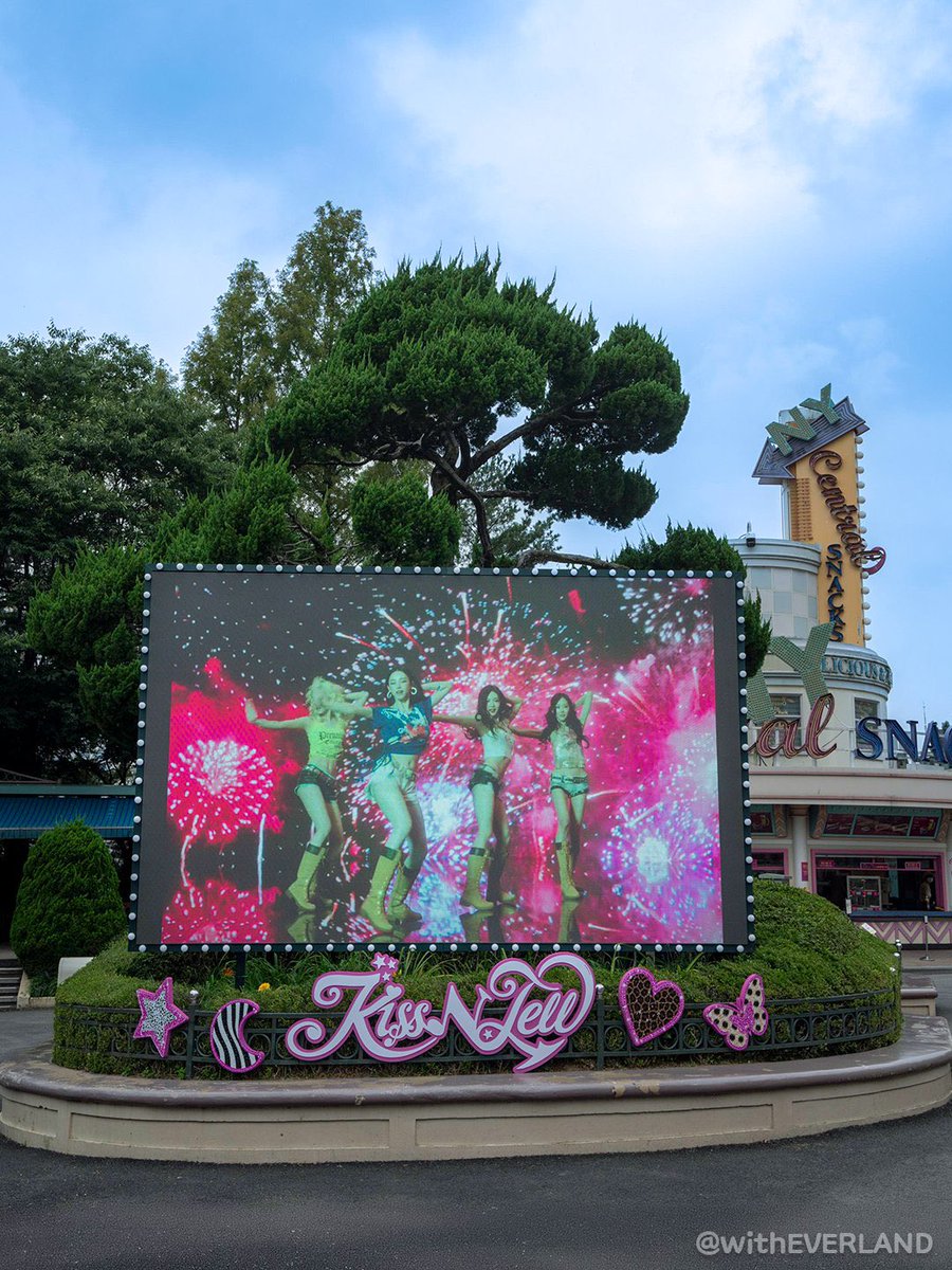 aesPAKed's tweet photo. they really made a special aespa theme zone at everland to mark the filming of kiss n tell mv😭 what a nation’s group behaviour https://t.co/9MIJTeWRxk