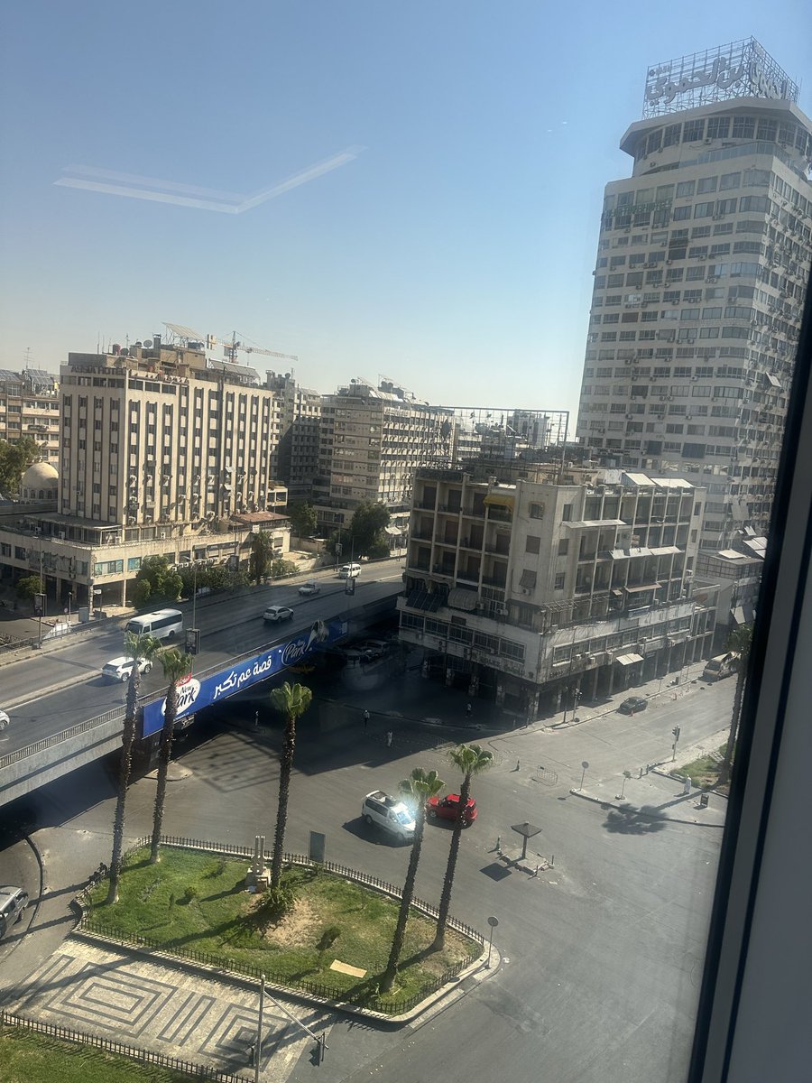 Esmfendi's tweet photo. Çocukluğumun diktatörlük ve korkuyla şekillenen sosyalist rejimi, Suriye’nin güzelliğini zaten yıllarca perdelemişti. Ardından gelen 15 yıllık savaş ülkeyi daha da yordu.

Ama bugün Suriye’ye her gelişimde, tüm yaralarına rağmen hüzünden çok umut hissediyorum.

Çünkü bazen bir ülkenin yeniden doğuşu, enkazın arasından geleceğe inanmakla başlar. 🇸🇾