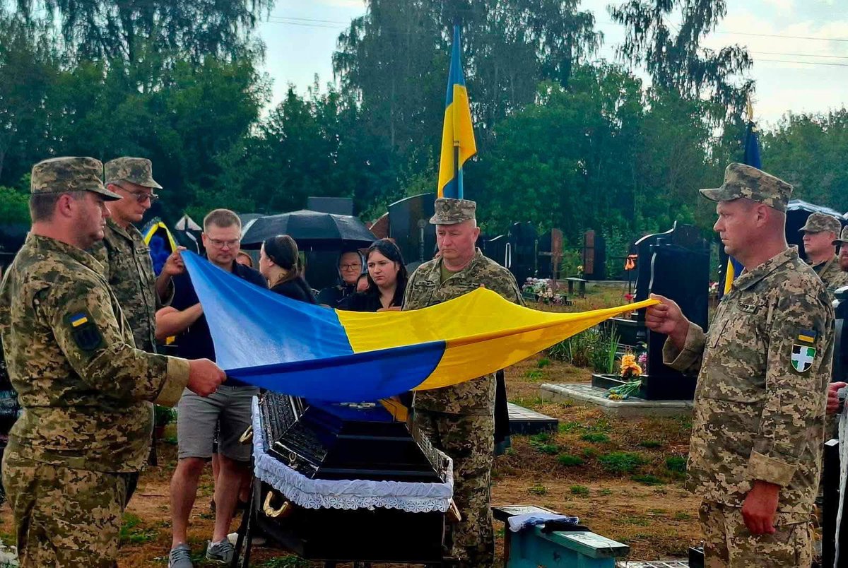 volodarskijo's tweet photo. Сьогодні Гощанська громада провела в останню земну дорогу померлого Захисника України Андрія Ігоровича Розорьонова.

Андрій народився 20 серпня 1988 року в Києві. Тут минули його дитинство та юність. Після закінчення школи здобув професійну освіту за фахом електрозварювальника.

У 2022 році Андрій одружився з Наталією. Тоді його життя привело на Рівненщину — до села Нова Любомирка Олександрійської громади. Тут він почав нову сторінку свого життя: жив, працював, будував плани на майбутнє. 

Рідні пам’ятатимуть Андрія працьовитим і добрим. Він не цурався роботи, разом із батьком працював контролером у тролейбусному управлінні.

26 червня 2023 року Андрія призвали на військову службу. Він служив у складі 14-ї окремої механізованої бригади імені князя Романа Великого. Згодом через стан здоров’я проходив лікування.
21 серпня 2026 року, перебуваючи на стаціонарному лікуванні, військовослужбовець Андрій Ігорович Розорьонов помер.

Сьогодні у Свято-Преображенському храмі села Тучин відбувся чин відспівування Захисника. Після цього Андрія поховали на місцевому кладовищі.

Щирі співчуття дружині, рідним і близьким.

Вічна пам’ять і шана Захиснику України.