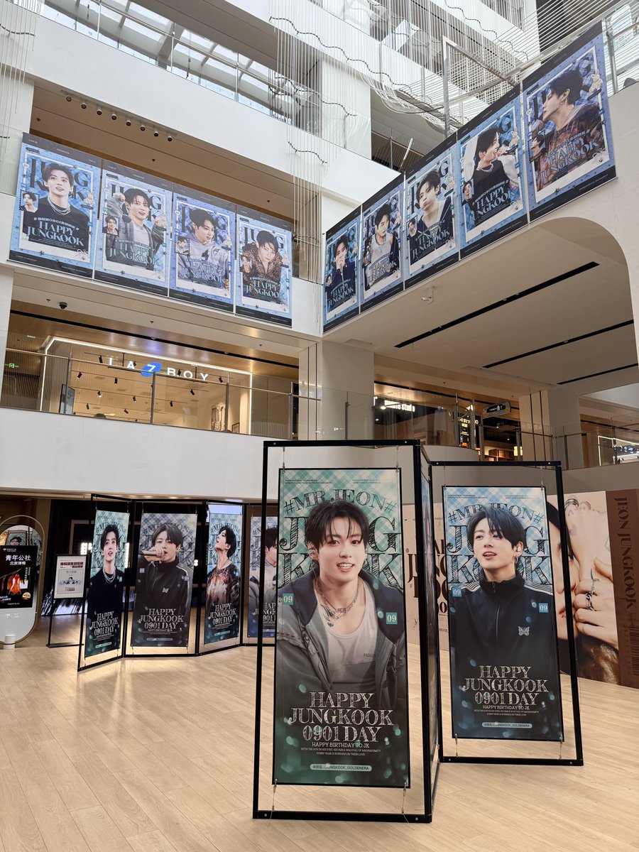 Jungkook__China's tweet photo. To celebrate Jungkook's birthday, we have set up a birthday event in Shanghai. So beautiful~🥺

#정국 #JUNGKOOK #BTS @BTS_twt https://t.co/bOi2LL3pS1