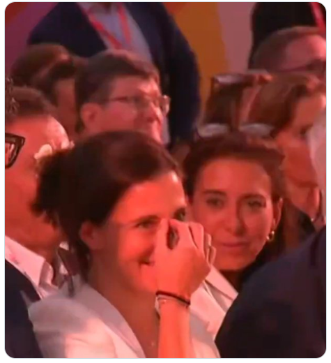 OursDeParis's tweet photo. Dis Papa..? C'est quoi le Mepris...? 
Le Mepris...? 
C'est un candidat à la Presidentielles qui demande qu'on augmente les plus bas salaires...
Et que ça fasse rire le Patronat... !
C'est çà le Mepris... https://t.co/lwW1h1Qvu1