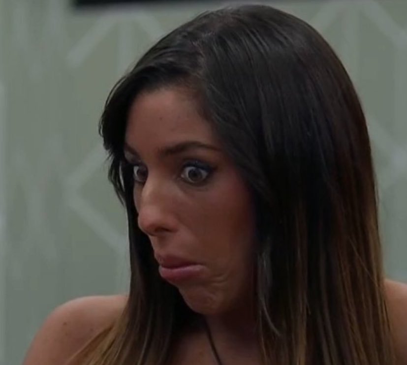 blvndevil's tweet photo. La criticada:
La que la critica 
@DanelikstarOK te amo !! 💓
#GranHermano https://t.co/s6eXd24wcf