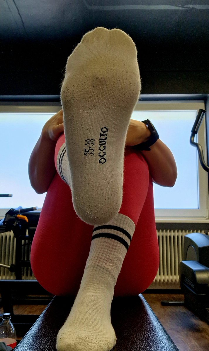 FemdomJozi's tweet photo. Guten Morgen meine Fußboys🍑🔥
Sind meine kleinen Schnüffler schon wach wen nein dann jetzt von diesen Anblick.🤭

#healthy #dirty #gym #feetfetısh #feet #socks #hotgirl #gymgirl https://t.co/S2Ibs6ycgV