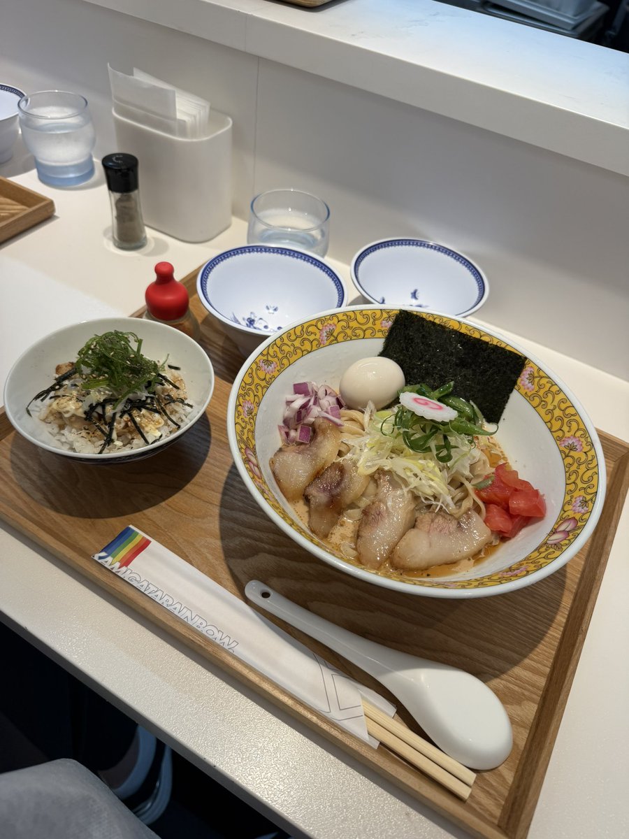 fhinra's tweet photo. #ramenaddict

上方レインボー🌈さんへ

[虹の冷やし中華]
味玉アローカナ
焼き鳥丼

店主さん骨折🩼で不在も営業中
応援お見舞いラーメンを食べに🤣

酸味の効いた爽やかまろやかなタレに
ちょい厚みある平打ち麺がしっかり絡む
コリっと歯ごたえあるチャーシュー
トマト🍅の酸味もコレまた爽やか
〆には焼き鳥丼を半分残してタレをかけて
サラサラッと😋
麺最高!でした!👍

店主さんお大事に復帰待ってま〜す👋

#大阪ラーメン
#天王寺グルメ
#ramenhunt
#上方レインボー
@kamigatareinbou