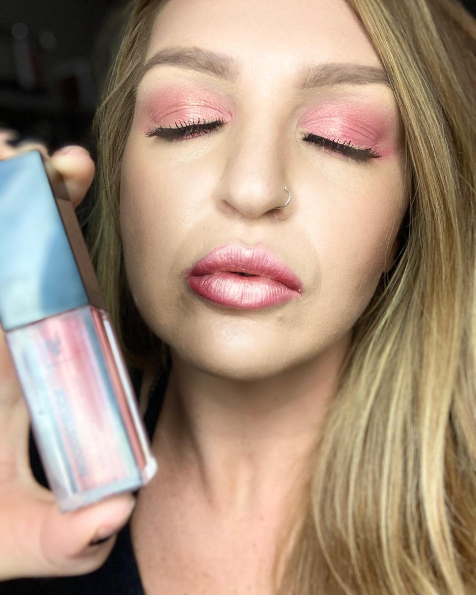 POLIANACASTROD1's tweet photo. Liquid shadows are back. No creasing or flaking, just all-day wear. Use as eyeshadow, blush, or lip color. https://t.co/3XvUjchSZ1