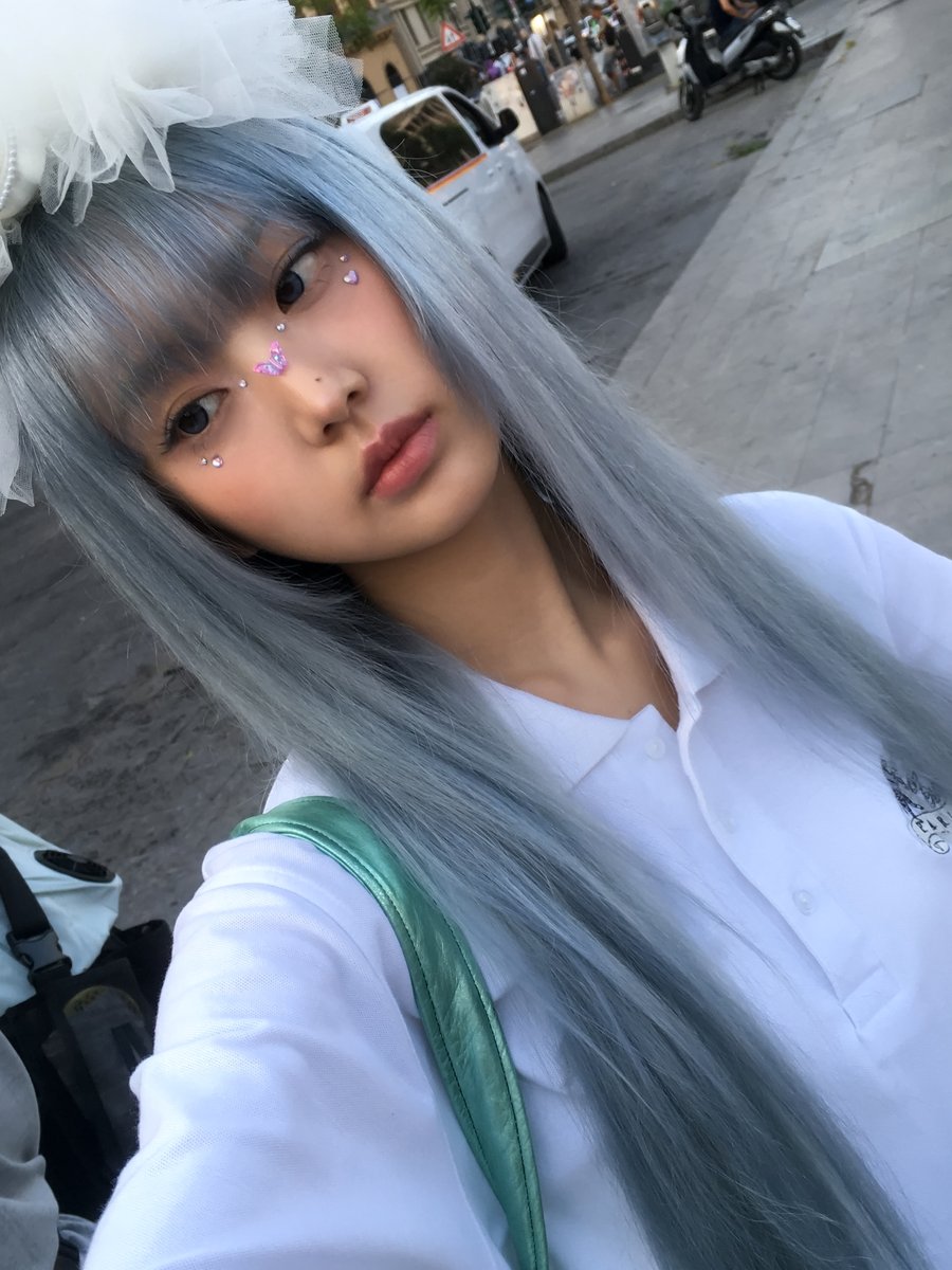 KiiiKiii_talk's tweet photo. Italy🦄🤍

#KiiiKiii #키키 #LEESOL #이솔 https://t.co/Sxc4py30hP